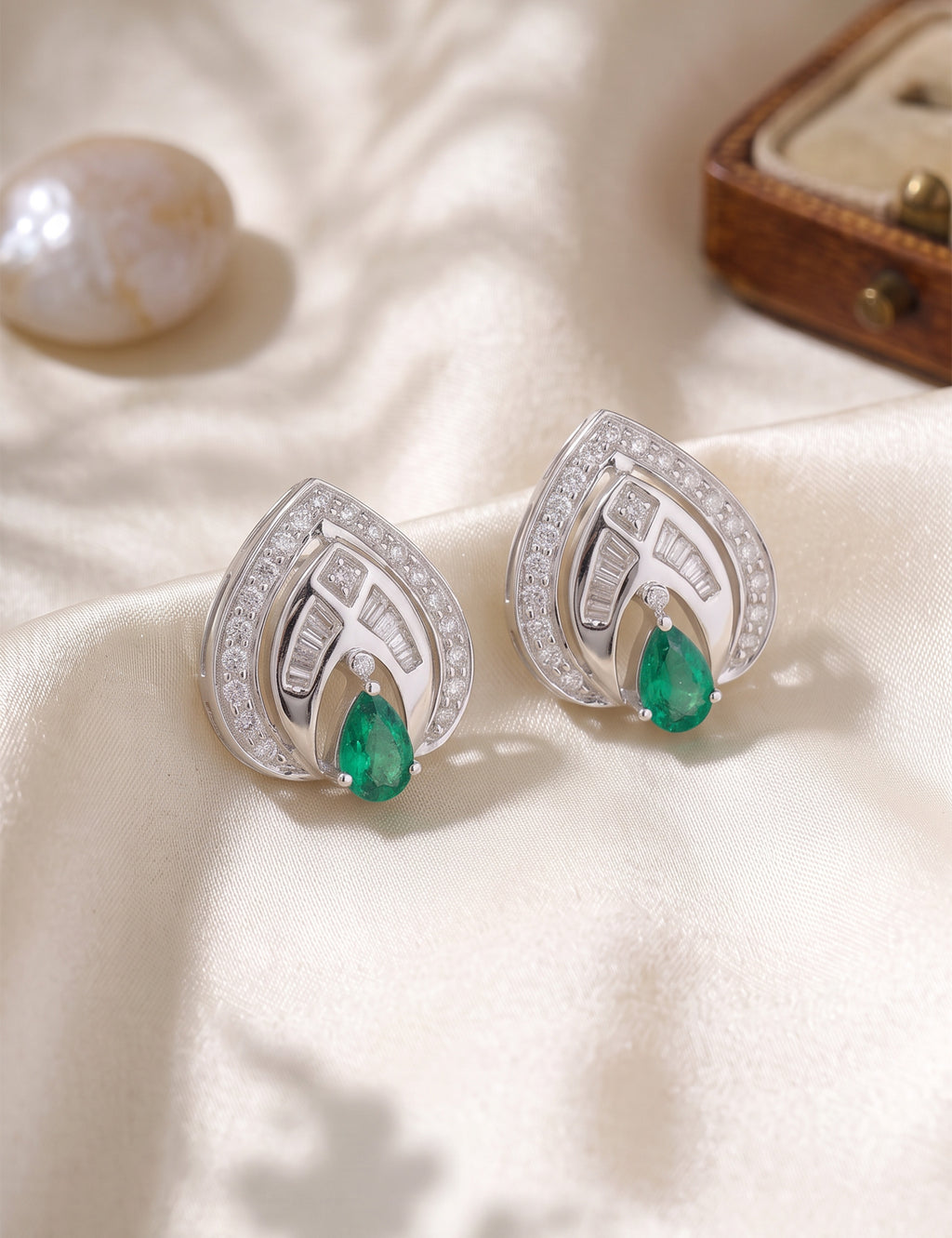 Emerald and Diamond Earring
