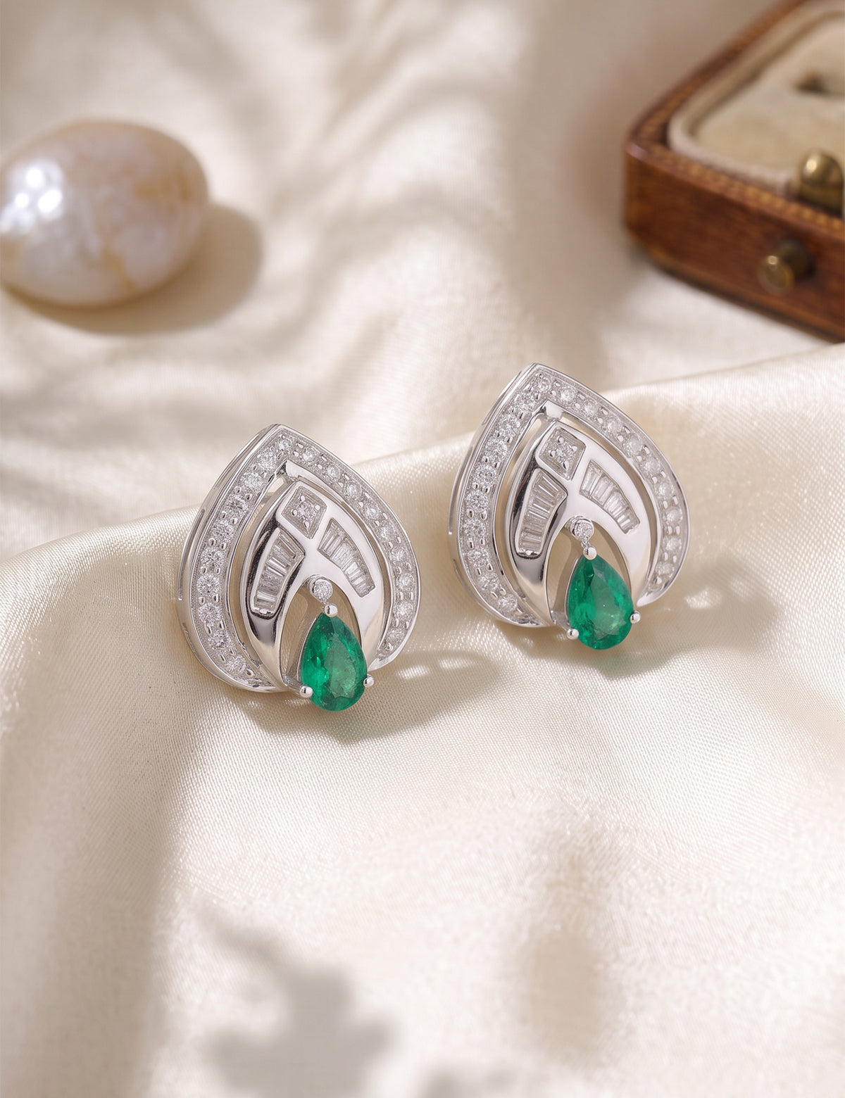 Emerald and Diamond Earring